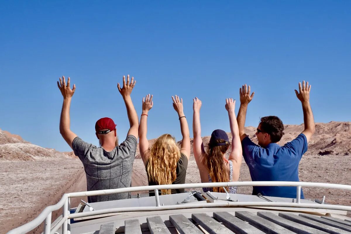 Go out go outside. Друзья картинки. hang out. hang out with friends. hang out with friends картинка.