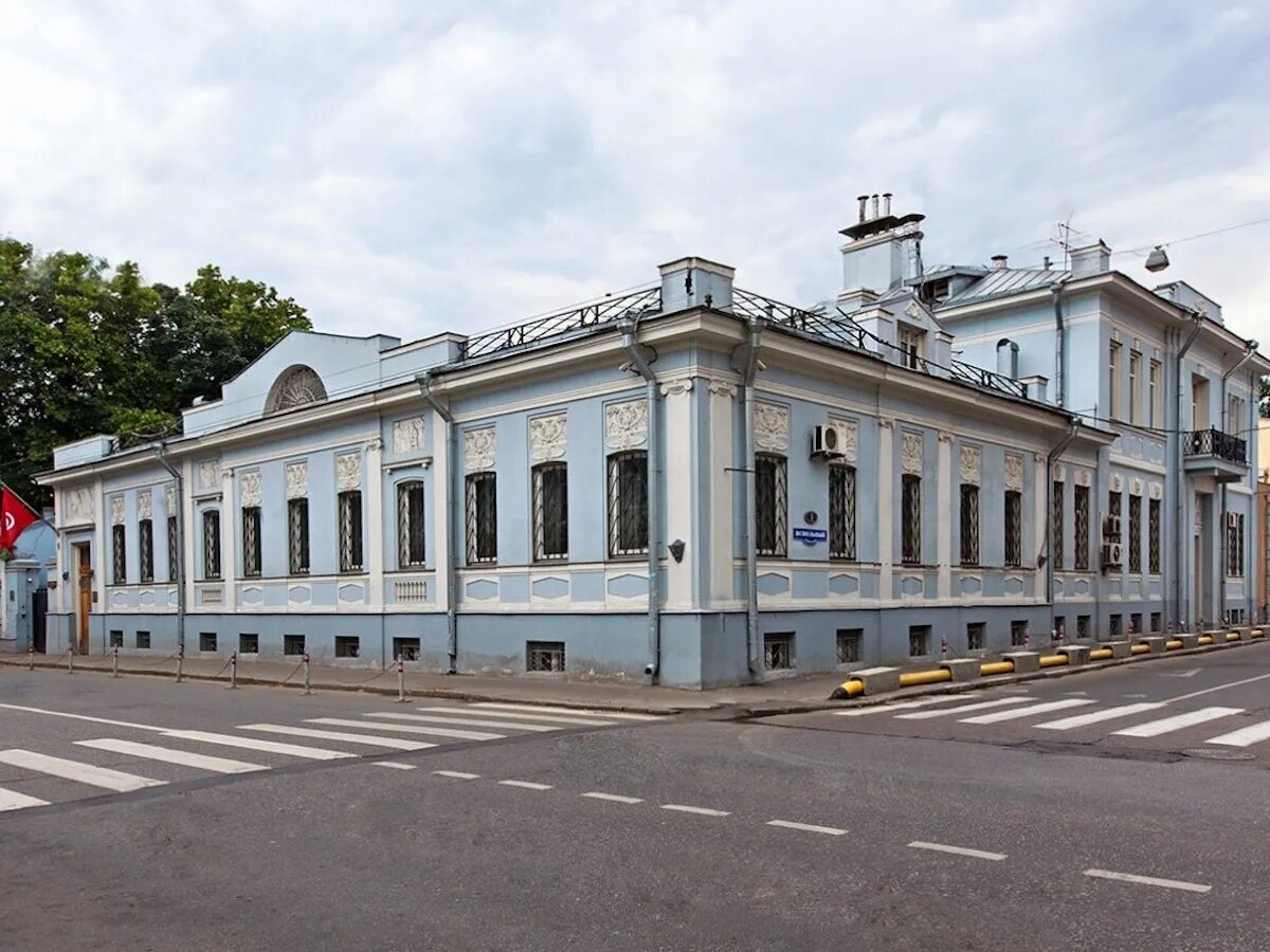 Берия в москве. Особняк Берии на малой Никитской. Дом Берии ул. малая Никитская 28. Посольство Туниса малая Никитская. Дом Лаврентия Берии в Москве.