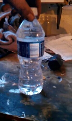 Замерзшая вода в бутылке. Вода гифка. Бутылка воды гиф. Замерзание воды гифка. Ледяная вода в бутылке.