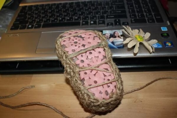 Лапти на прозрачном фоне. Стильные лапти. Лапти для куклы своими руками. Мастер класс плетение лаптей. Вязаные лапти.