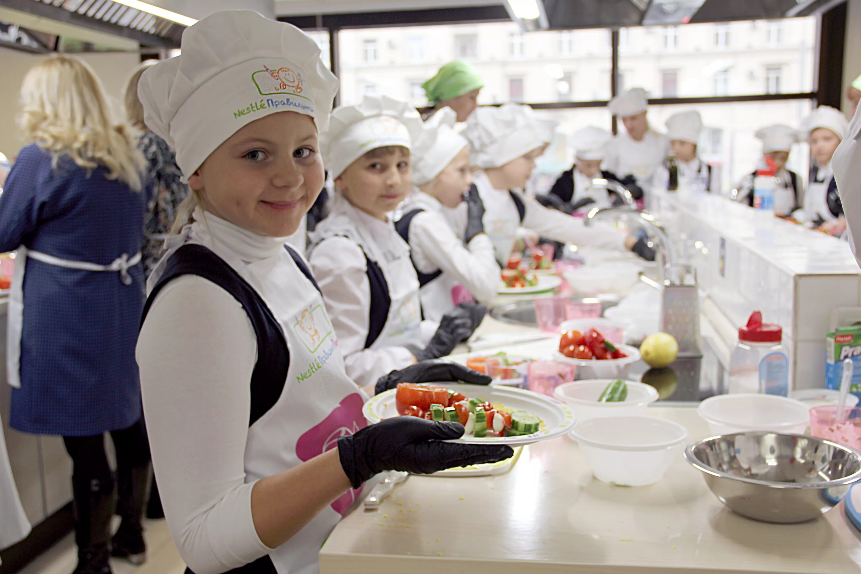 Урок кулинарии в школе. Занятие в кулинарной школе. Занятия кулинарии в школе. Кулинарная школа для детей. Блюда кулинарной школы