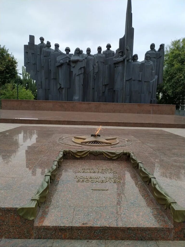 Мемориальный комплекс площадь победы воронеж. Воронеж памятник 12 солдатам. Мемориал неизвестного солдата воронеж. Памятник на площади победы воронеж. Статуя солдата в воронеже.