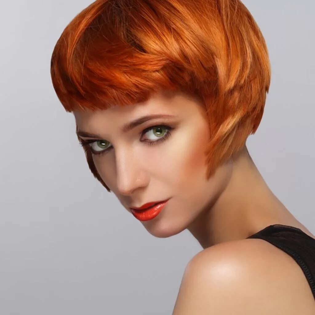 рыжие короткиниволосы. короткие стрижки на рыжие волосы женские. рыжий цвет волос короткая стрижка. медное каре градуированное. рыжие стрижки.