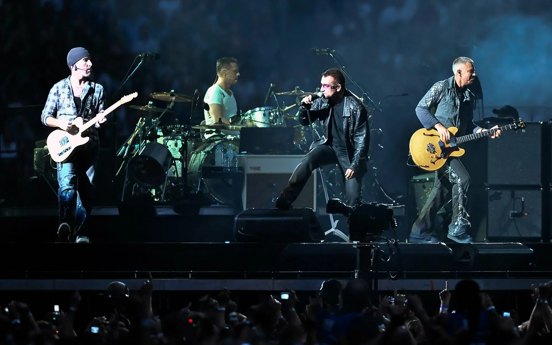 Музыка группы living. Группа u2. Rock группы u2. U2 концерт. U2 Band 2023.