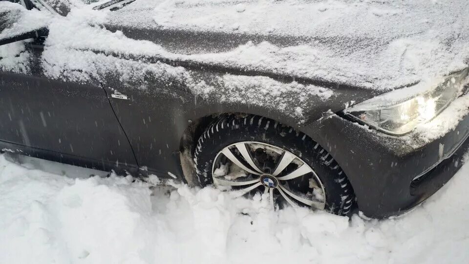 Вытянуть авто из снега. Машину достают из снега. Сугроб из снега под колесо. Вытащить машину из снега. Вытащить из сугроба