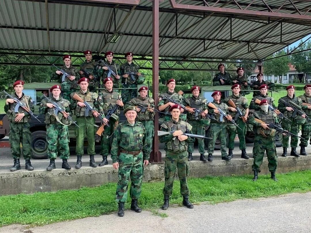 Погода в казарме. Построение в казарме перед отбоем. Караула кошаре. Красные казармы тирасполь. Кровати в казарме.