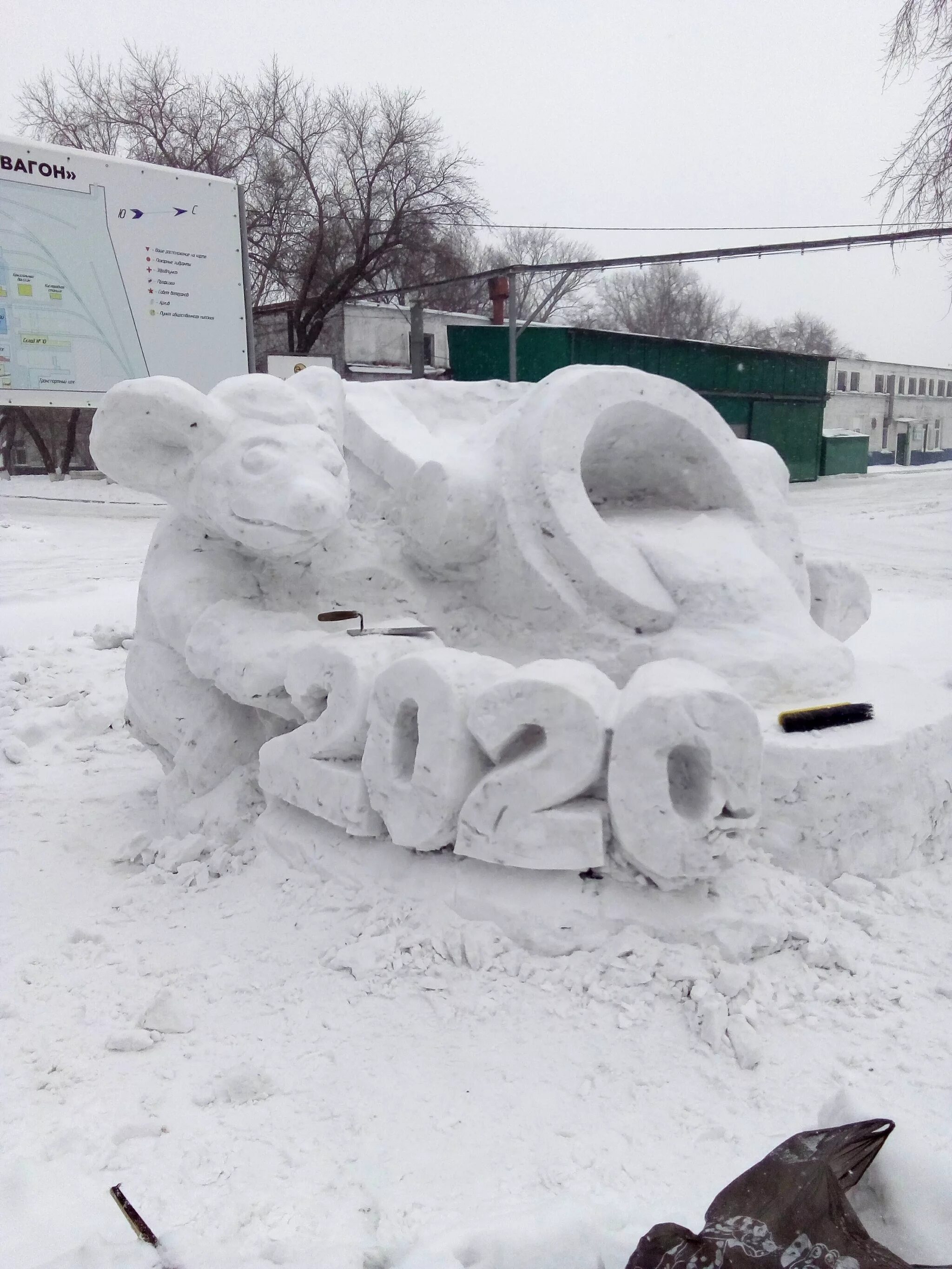 Символ года из снега. Фигуры снежные 2025. фигуры из снега. новогодние снежные фигуры. снежная скульптура мышь.