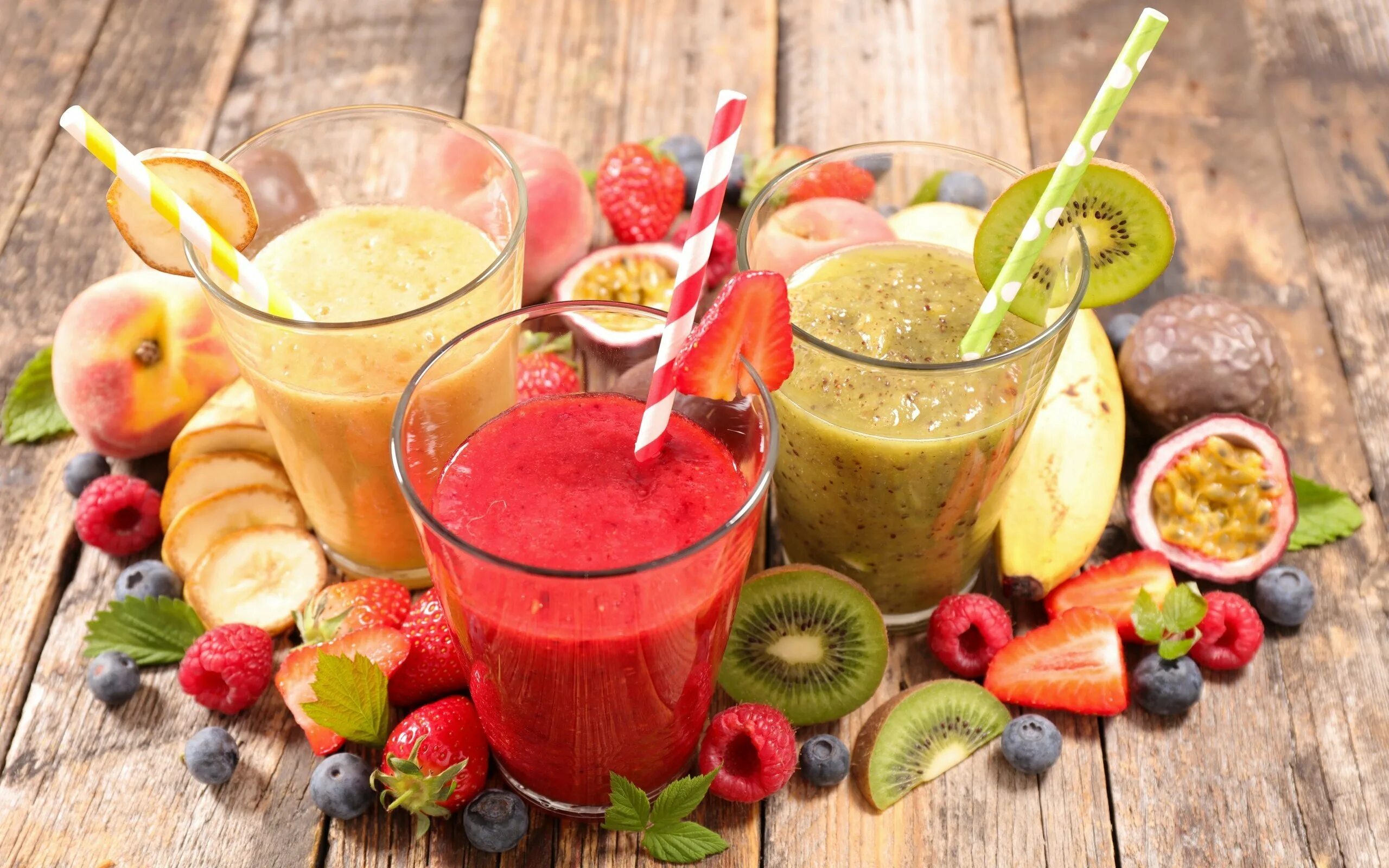 свежие соки из овощей и фруктов. смешанные соки. смешанные соки. коктейль с фруктами. фрукты сок.