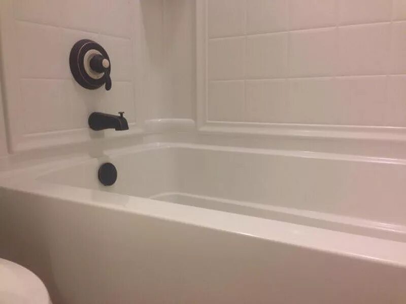 Стык ванной и плитки. Плитка для примыкания ванны к стене. Стык ванны и плитки. Соединение ванны со стеной. Почему прячутся в ванной