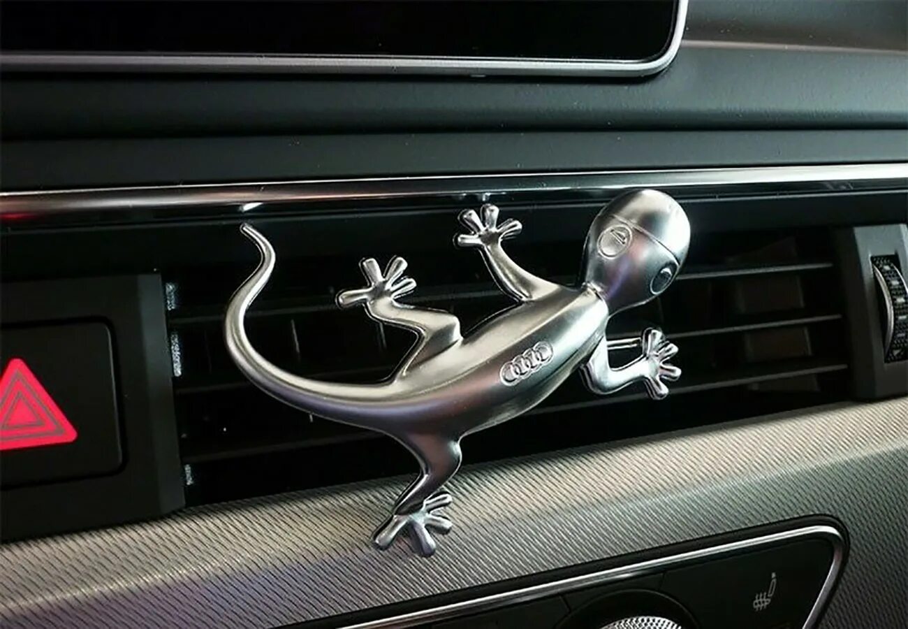 Машина ящерица. Алюминиевая фигурка геккона в салон Audi Design Gecko Aluminium, артикул 80a087000. Геккон Audi quattro. Ароматизатор Ауди геккон. Audi ароматизатор геккон металлический.