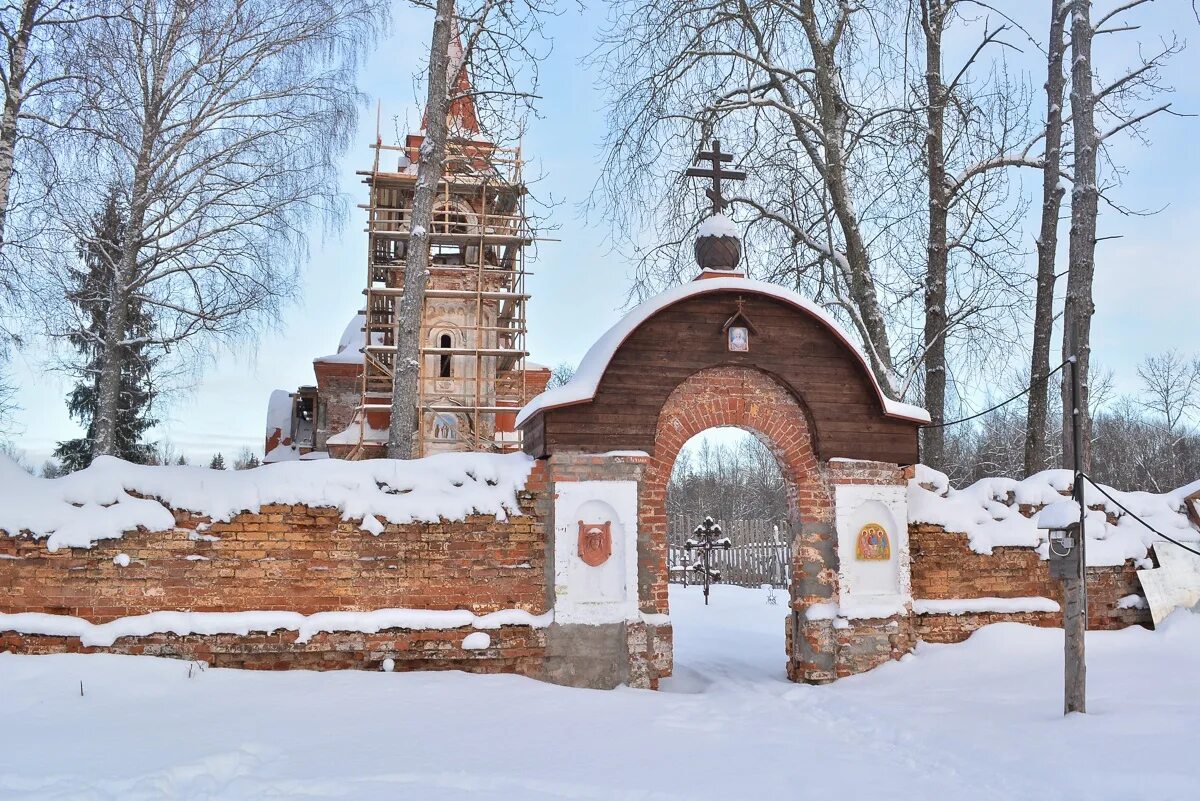 Новый год новгородская область. Реконьская пустынь Новгородская область. Троицкая Реконьская пустынь. Реконьский монастырь Новгородской области. Рекенская пустынь Великий Новгород.