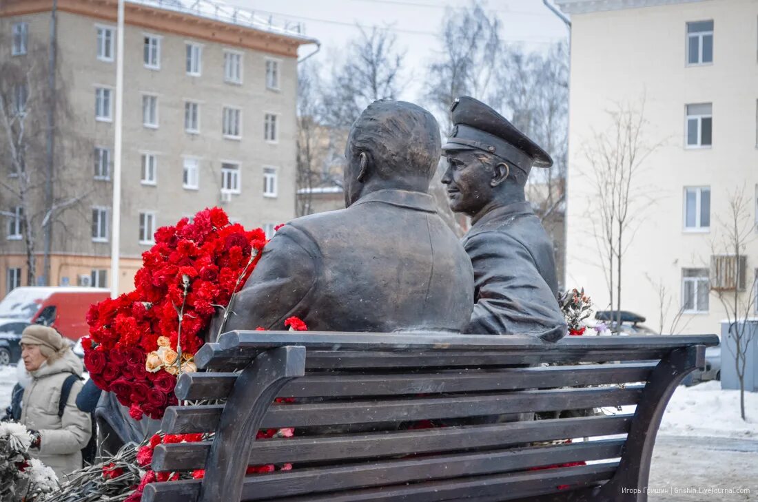 Г гагарин памятники. Гагарин и Королев памятник в Королеве. Город Королев памятник Гагарину и королеву. Памятник королеву в городе Королев. Королев и Гагарин памятник в Энгельсе.