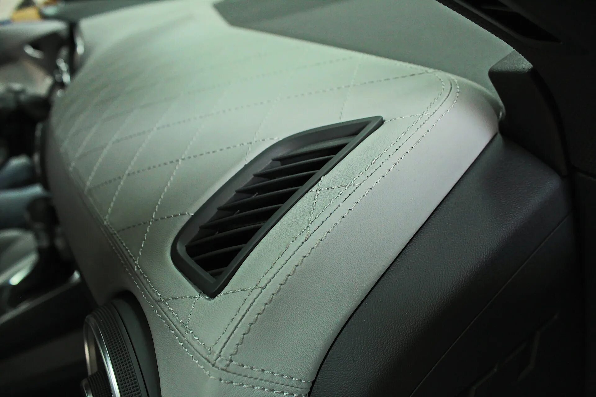 Alcantara алькантара торпедо. лансер 10 обтяжка торпеды. Alcantara алькантара торпедо. торпедо алькантара bmw f10. панели приора кожей mercedes.