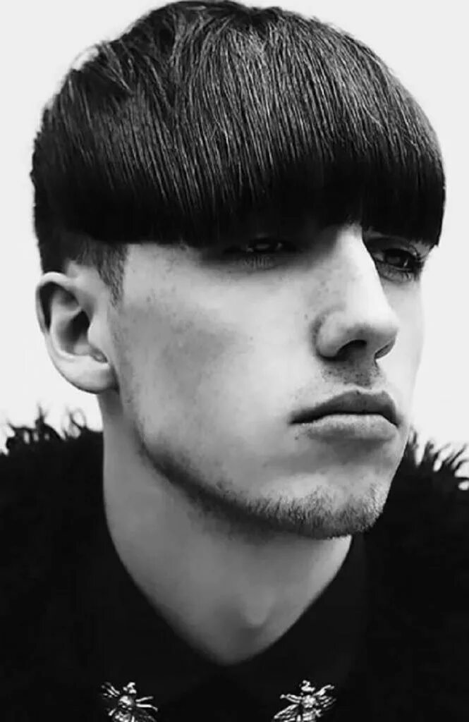 Angular fringe стрижка мужская. Прическа под горшок. Волосы шапка мужская. Стрижка шапочка мужская. Стрижка шапочка гарсон.
