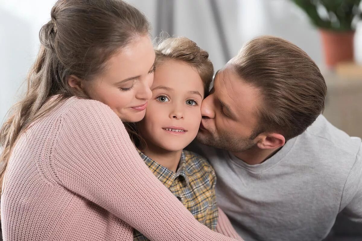 Loves his daughter. Родители обнимают. Объятия с родителями. Семья обнимает ребенка. Обнимашки детей с родителями.