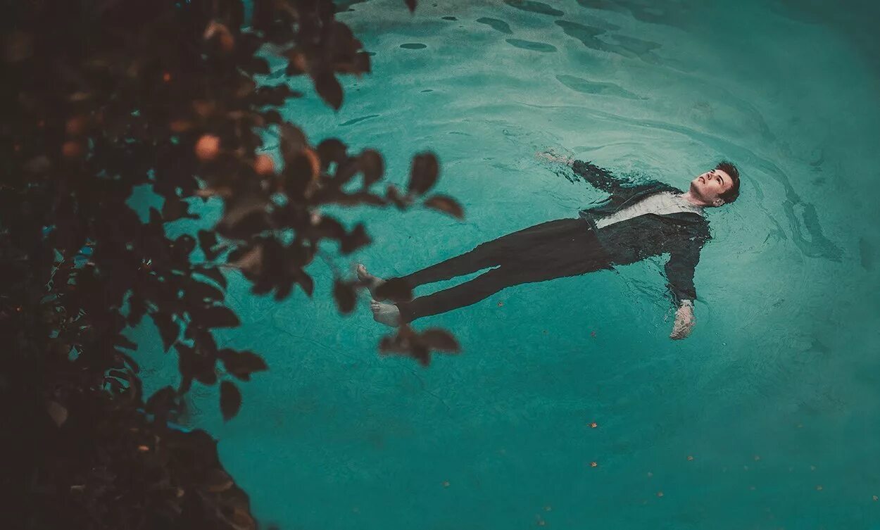 Песня я за тебя пойду ко дну. Человек лежит в воде. Вода и человек. Парень в воде. Человек лежит в воде вид сверху.