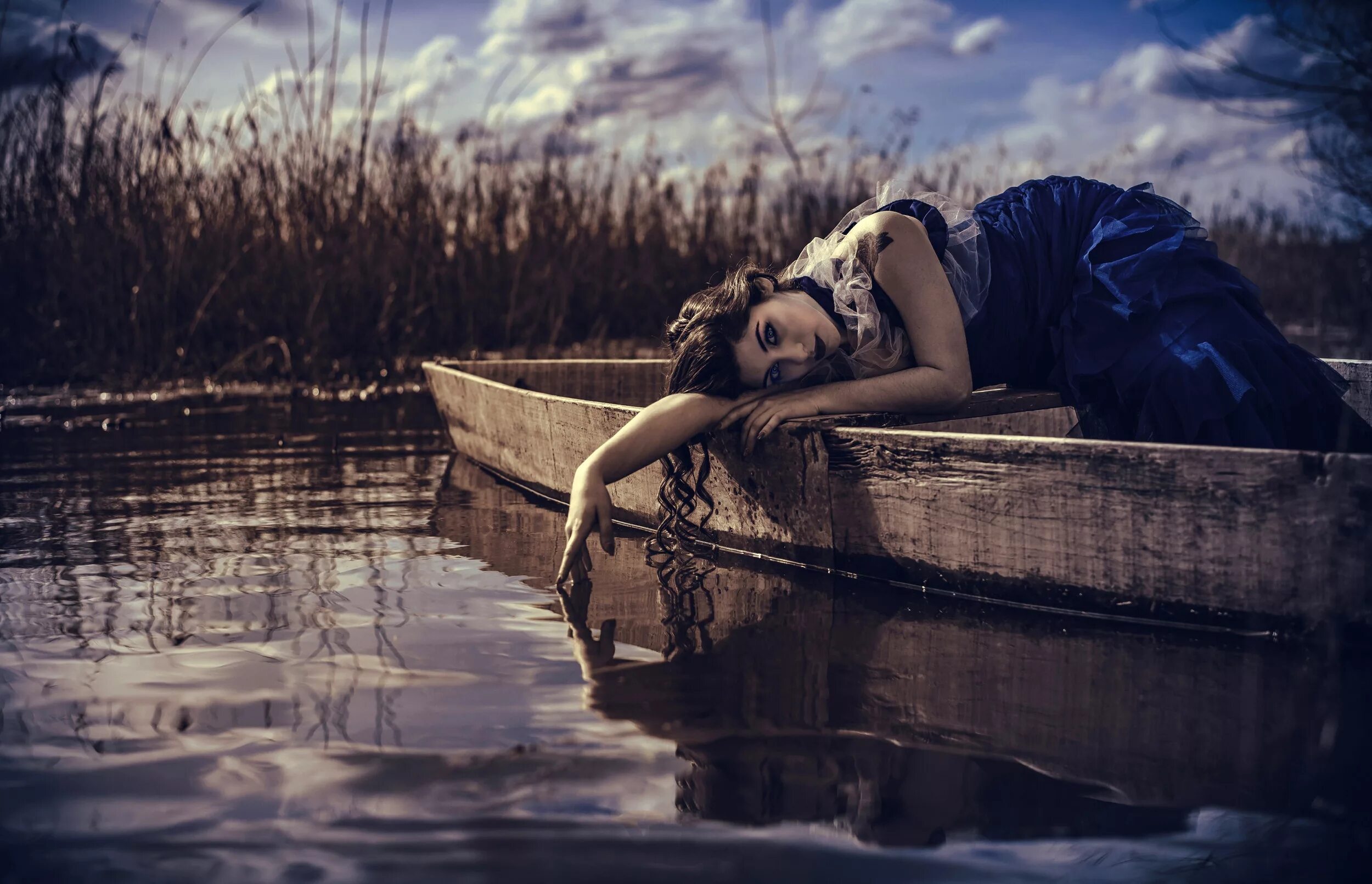 2 лицо плыть. Девушка в лодке. Фотосессия в лодке девушка. Девушка лежит в лодке. Фотосессия в воде.