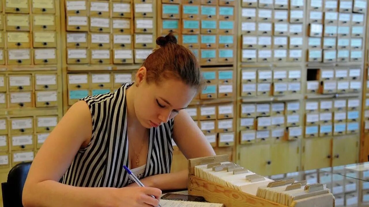 Человек в архиве. Работают ли архивы. Архивариус профессия. Освещение в архиве. Хранение личных дел.