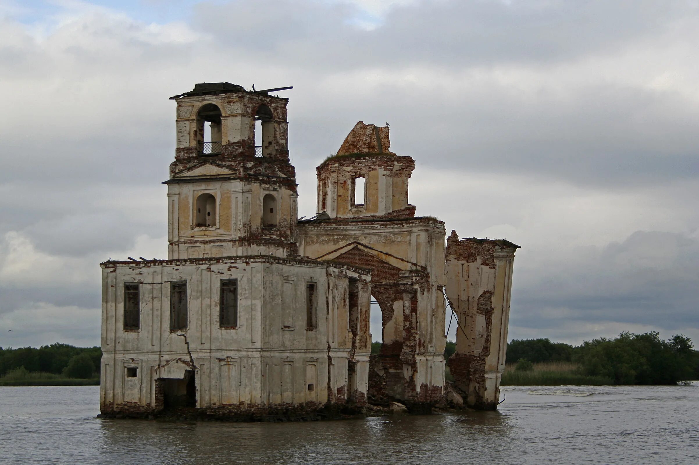 Сколько людей жило в крохино. Церковь Крохино Шексна. Запогостская Церковь Шексна. Деревня Крохино Шуйский район. Церковь Шексна водохранилище.