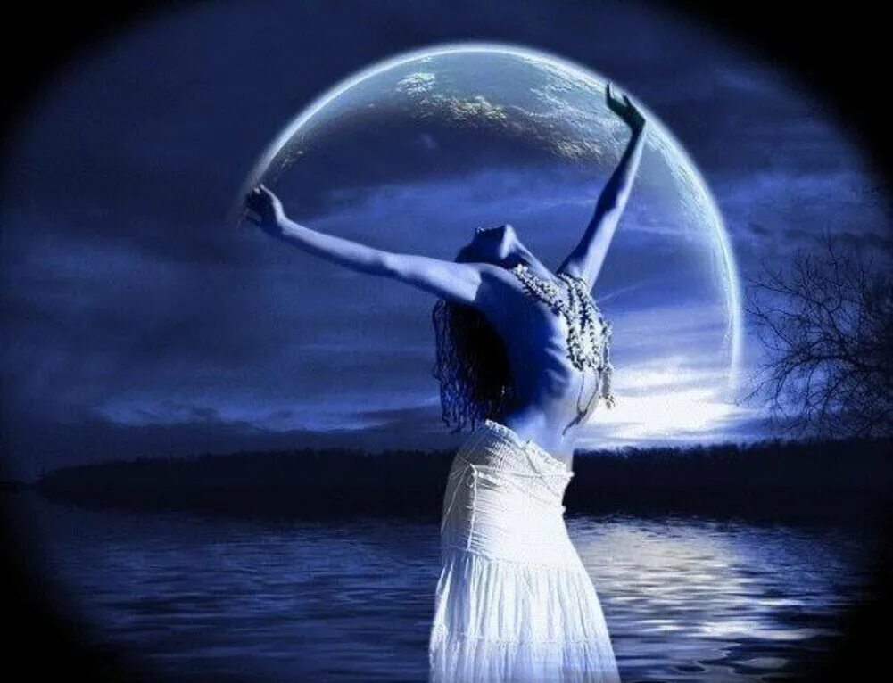 Свечи на полнолуние. Женщина Луна. Полная Луна девушка. Лунная магия. Лунный танец.