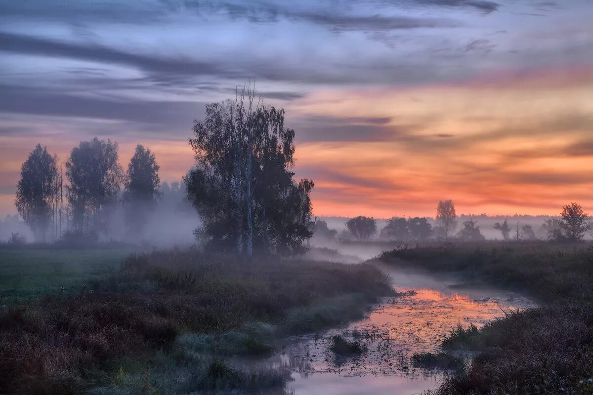 сумерки. красная природа. мрачный пейзаж. багровый сумрак покрыл горы. багровый сумрак покрыл горы.