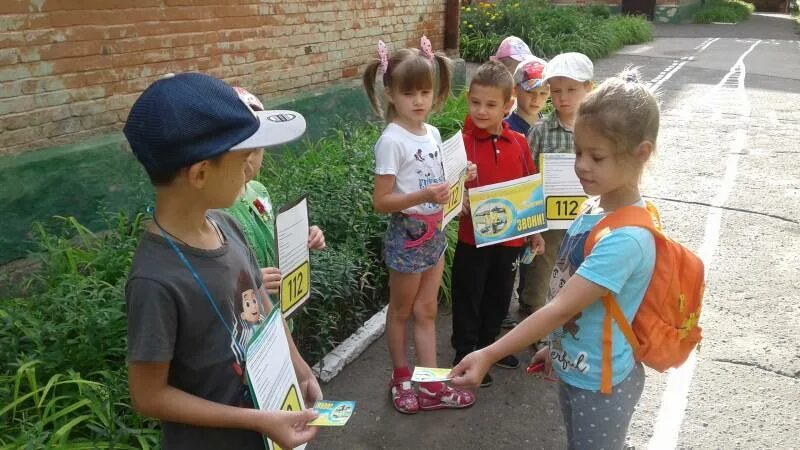 разворачивание конфет. раздача сладостей. конфеты детям. конфеты в ладошке. конфеты детям.