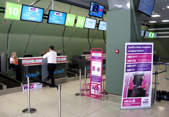 Wizz зарегистрироваться. Wizz air внуково. стойка wizz air в аэропорту ларнака. wizzair регистрация. зона вылета wizz air аэропорт.