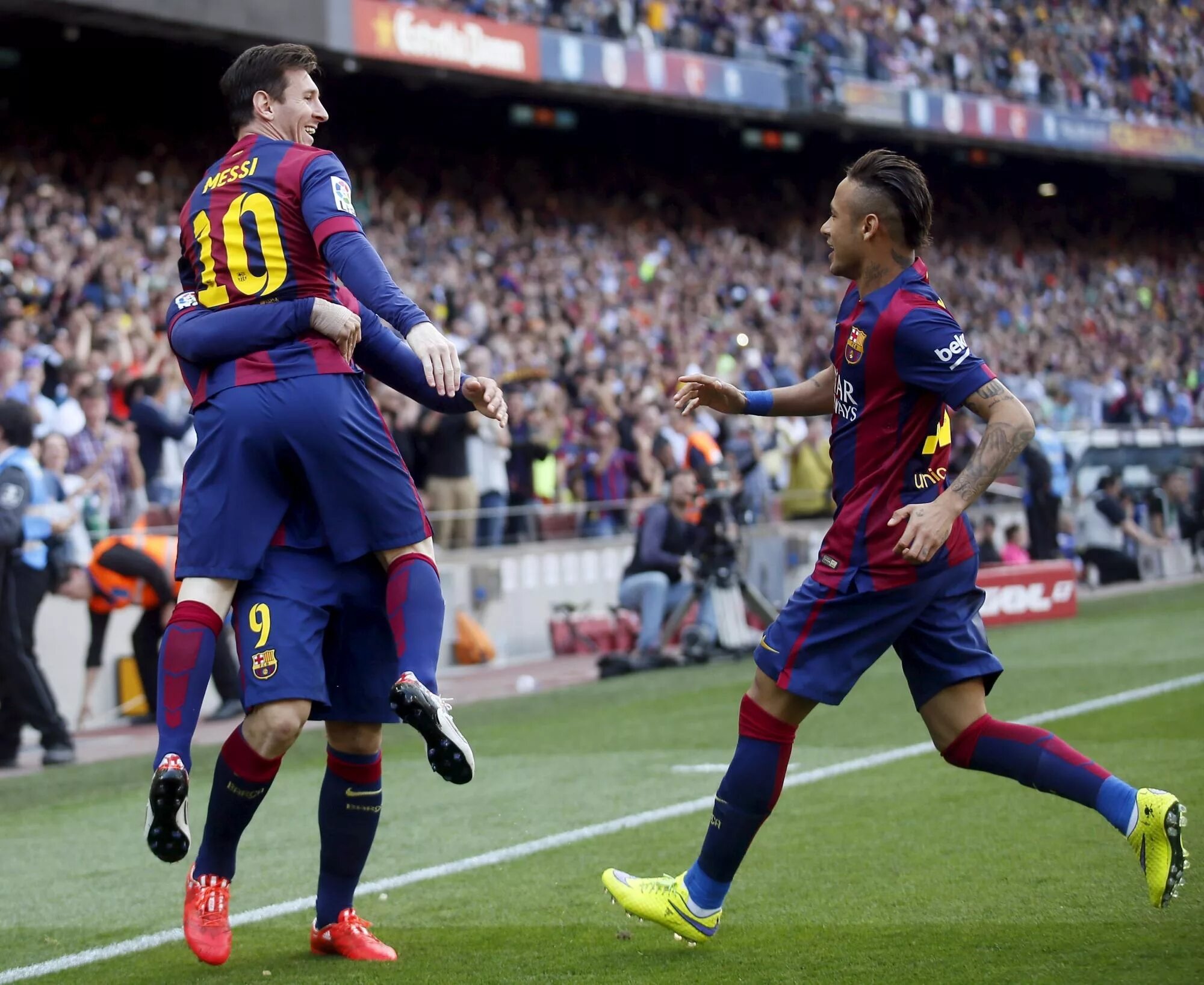 Кубок в раздевалке барселоны. Мемы с барселоной 2011 год. Барселона 50. Барселона 50. Фк барселона каталония.