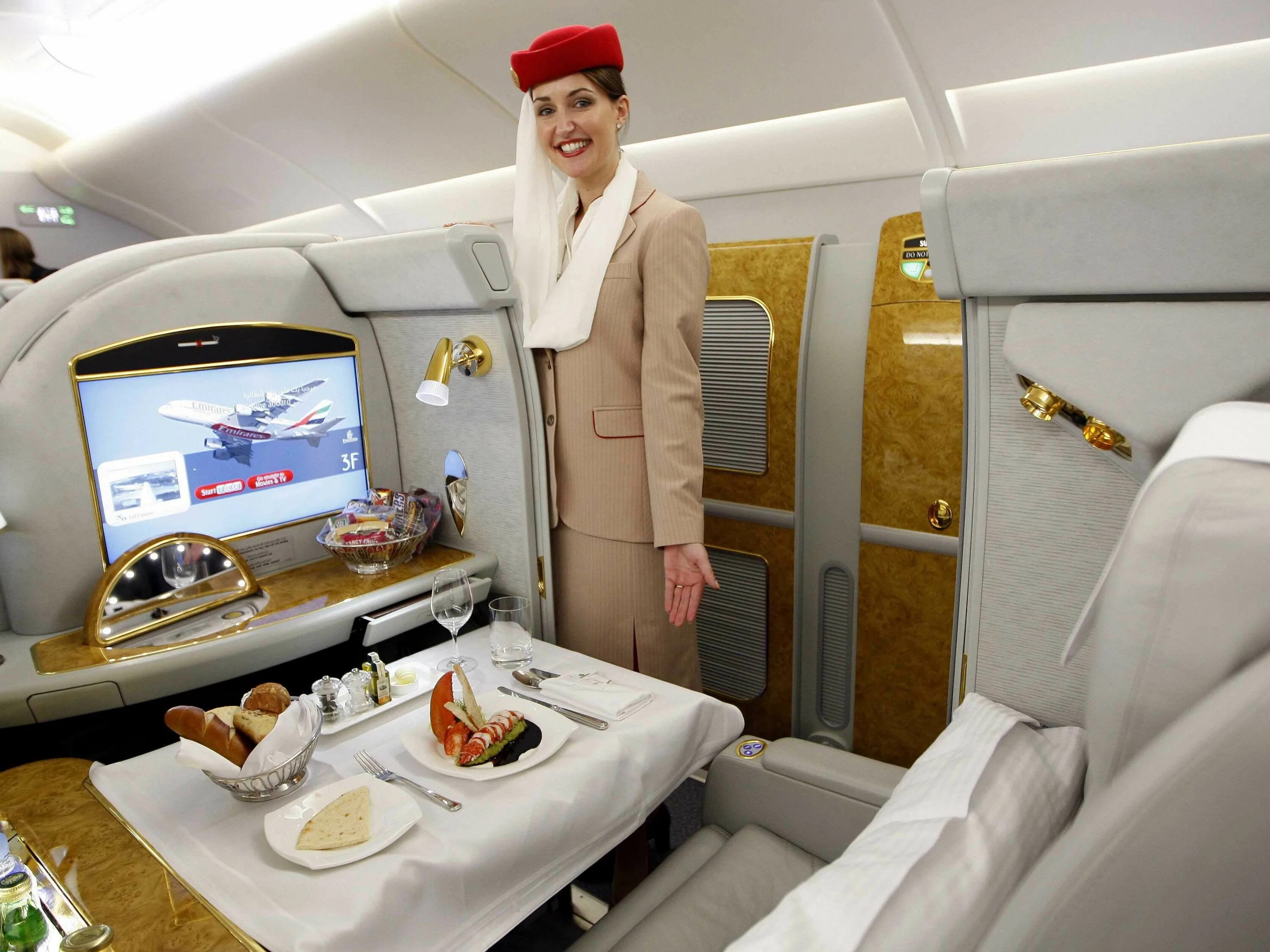 Полет на самолете дубай. Первый класс Emirates Airlines a380. Emirates first class a380. Airbus a380 экипаж. Первый класс Эмирейтс а380.