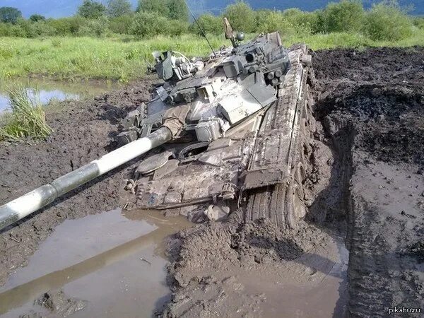 Танк застрял в грязи