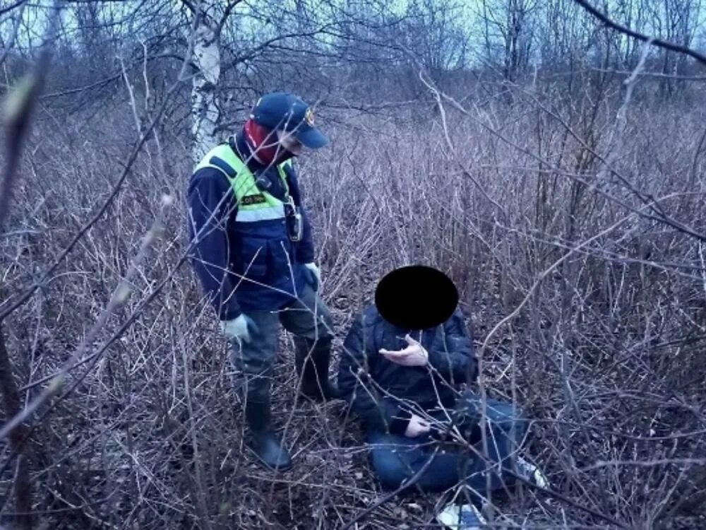 В лесу его спасло. Спасательная группа в лесу. спасатели находят потерявшегося в лесу. мужчина заблудился. мужчина заблудился в лесу.