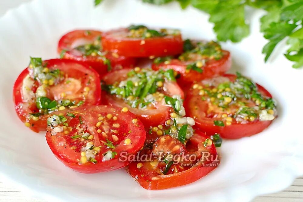 Помидоры быстрая закуска с чесноком и зеленью. Помидоры закусочные быстрого приготовления с чесноком. закуска улетный помидор. маринад помидор горчицей по французского.