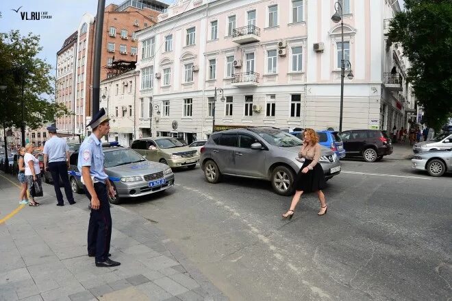 Переходит дорогу в неположенном месте. Штраф за пешехода в неположенном месте. Штраф пешеходу за переход в неположенном месте. Штраф за переход дороги в неположенном месте. Штраф за неположенный переход дороги