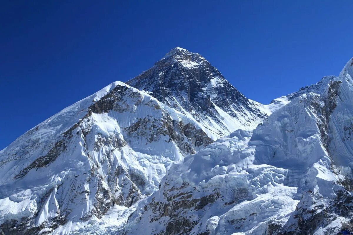 Где самая высокая гора эверест. Гора Эверест (Джомолунгма). Гималаи. «Сагарматха» = Эверест = Джомолунгма). Гора Эверест пирамида. Гора Эверест 8848 метров.