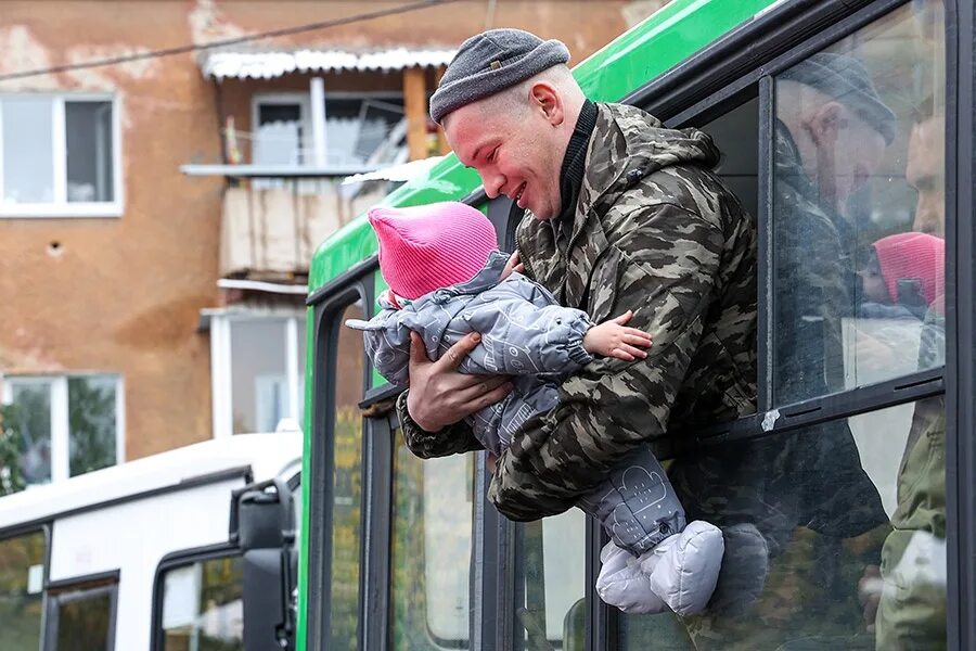 Дети мобилизованных. Поддержка семей военнослужащих. Многодетные мобилизация. Мобилизация в России.