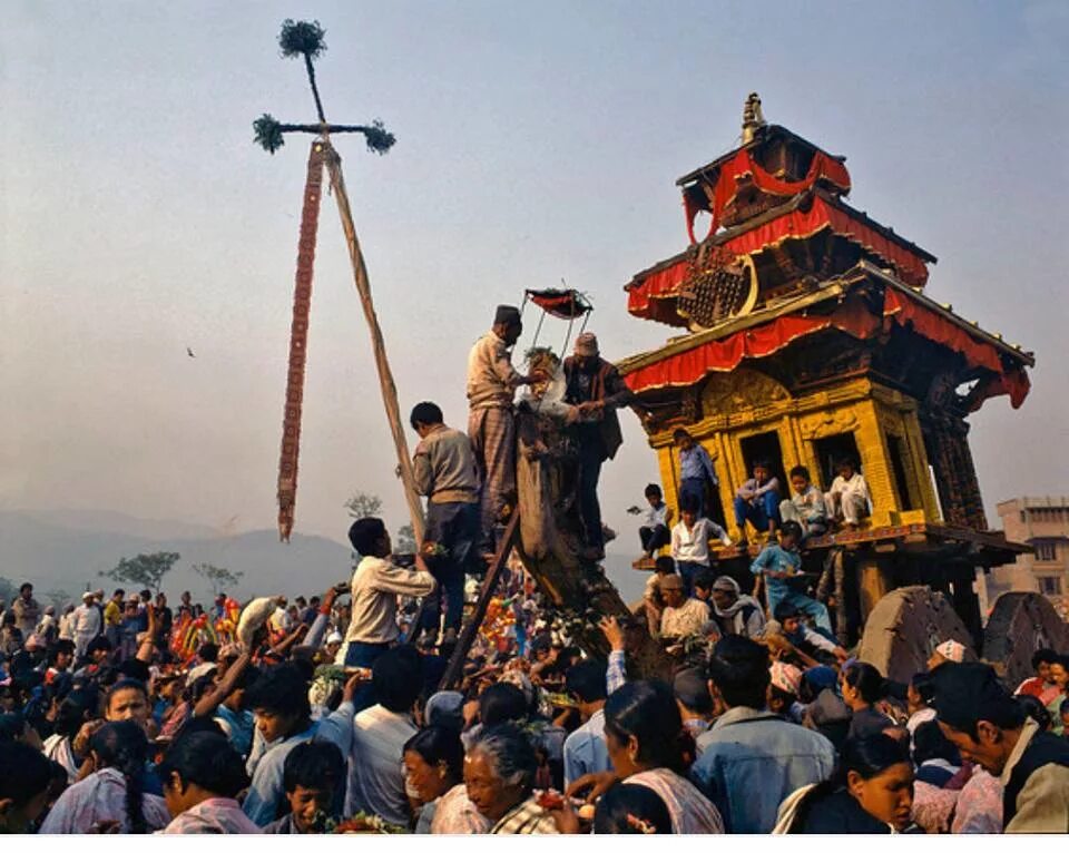 Бискет джатра. Фестиваль бискет джатра. бискет джатра в непале. фестиваль бискет джатра бхактапур. фестивали непала.