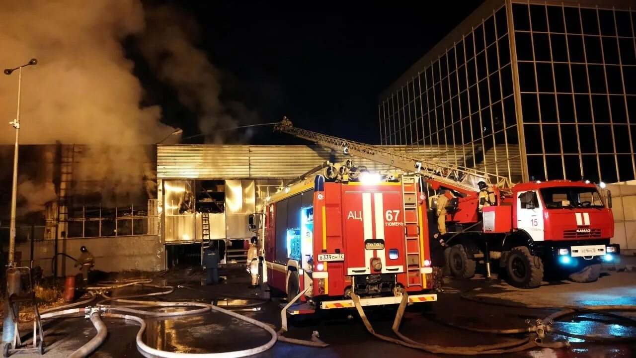 Пожар в цеху. Пожар в производственном цехе. Пожар в Тюмени. Возгорание в цехе. Сгорел цех в Тюмени.