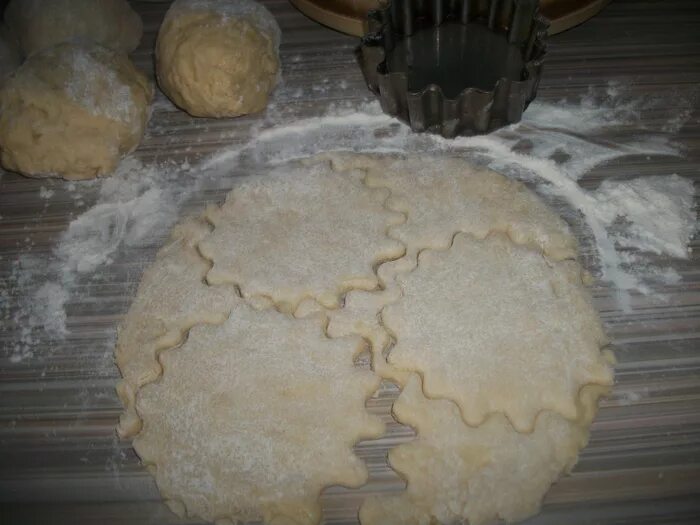 выпечка коржиков. коржики молочные тесто. молочные коржики малиночка. коржик печенье. коржики жареные.