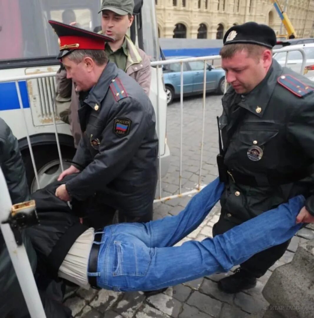 Проникновение сотрудников в жилые помещения допускается. Полиция проникает в дом. Подслушано у полиции. Полиция проникновение. Полиция подготовка к бунту.