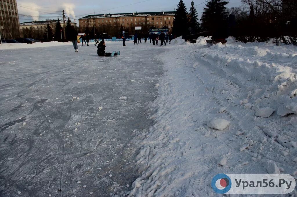 Юбилейный орск каток. Комсомольская площадь Орск каток. Каток Орск Комса. Катки в Орске 2022. Орск ру каток Комсомольская.