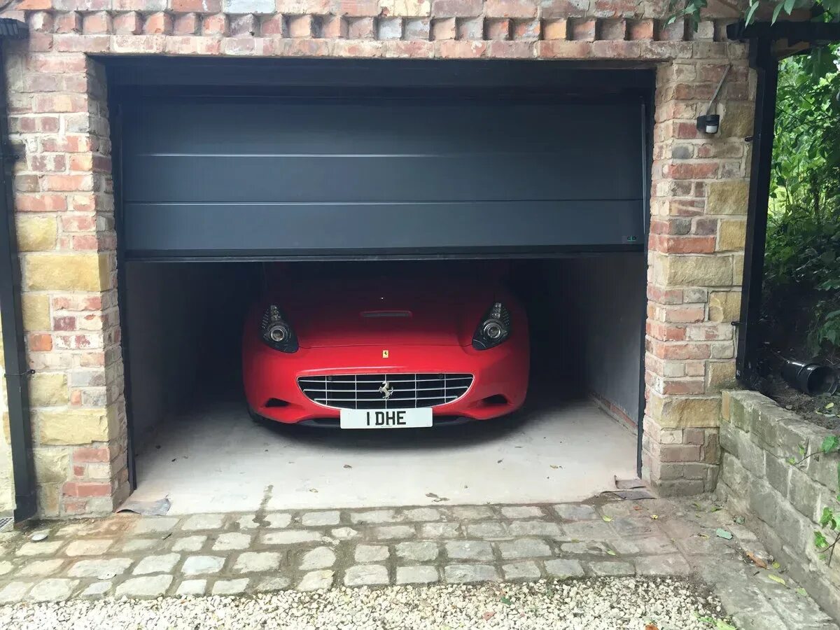 Ворота гаражей легковых автомобилей. Необычные гаражные ворота. Машина в гараже. Необычные ворота для гаража. Гаражные ворота машина.