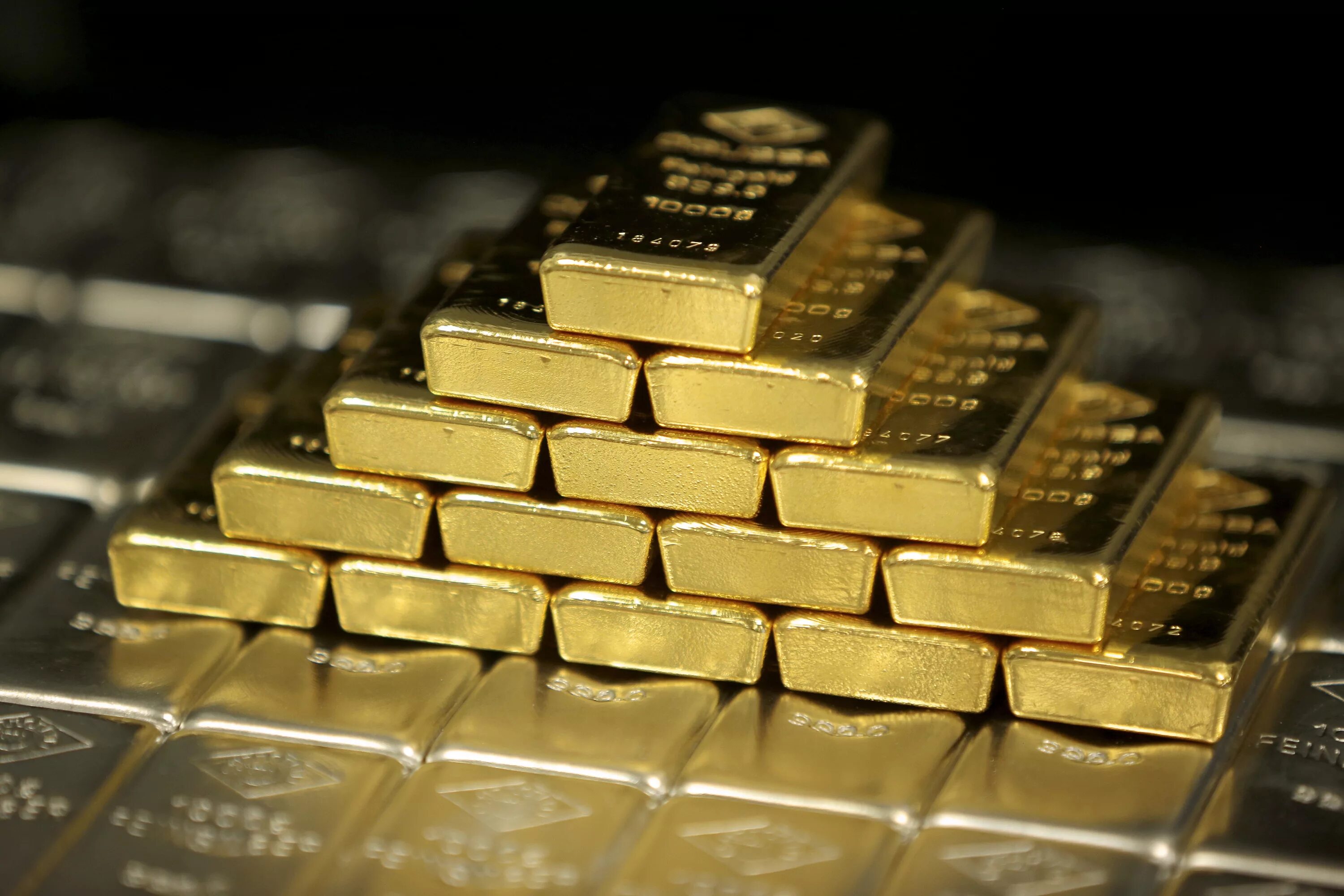 Слиток золота. Слиток золотой. Золото драгоценный металл. Гора золота. Драгоценные металлы и иностранная валюта