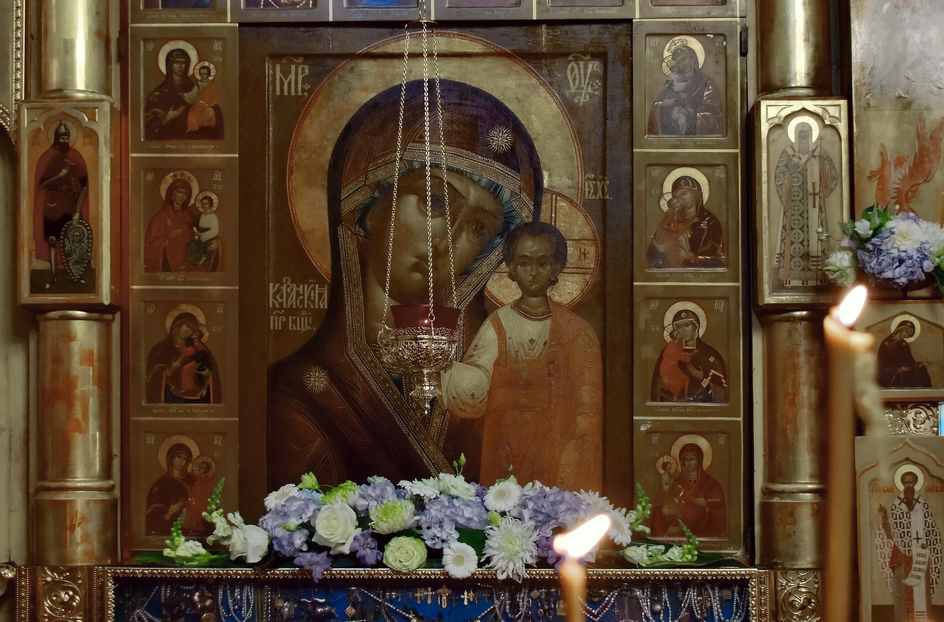 Спас нерукотворный в храме вооружённых сил россии. Царские врата троице сергиева лавра. Иконостас алтарь православный. Иисус христос иконостас церковь. Собор казанской иконы божией матери внутри.