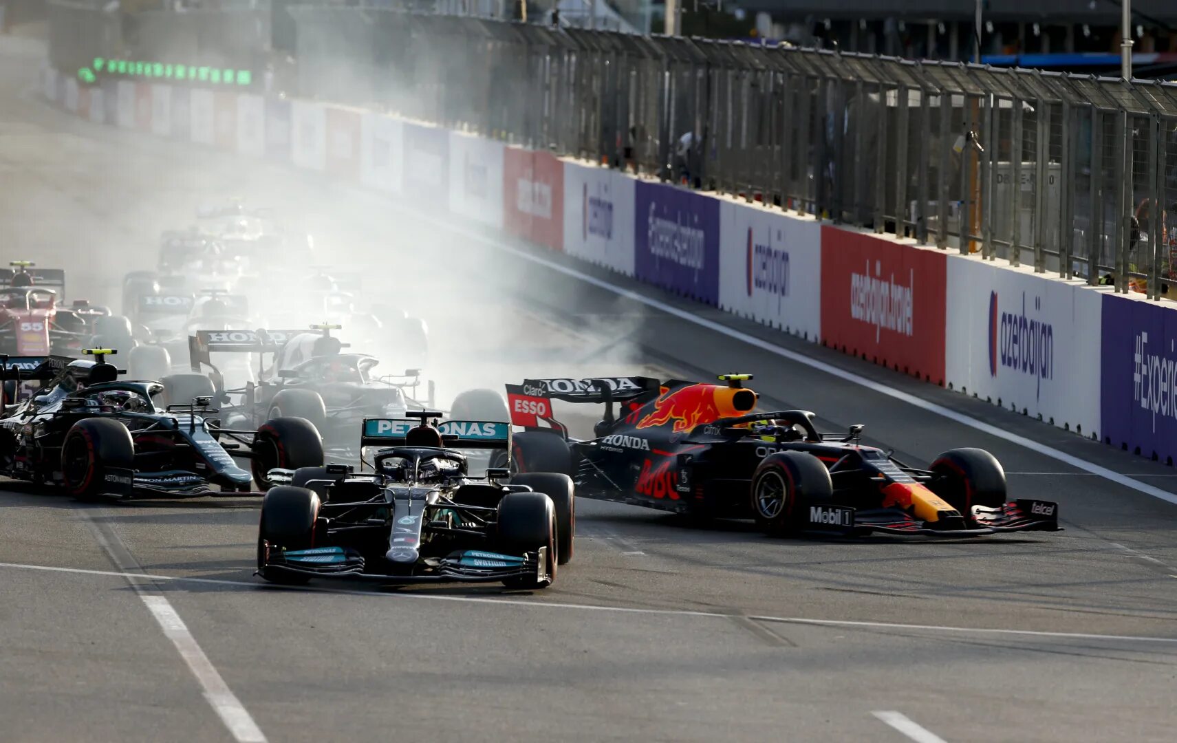 Формула 1 прямой эфир. F1 Baku Grand prix. Lewis Hamilton f1. Льюис Хэмилтон формула 1 Мерседес. Гран при Азербайджана ф1.