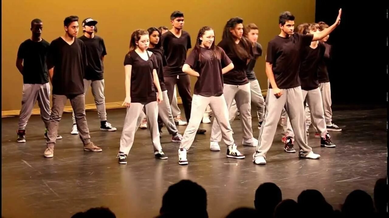Best dance group. Best dance group. Крю танцы. Полный танцевальный зал с танцорами. Танцы хип хоп.