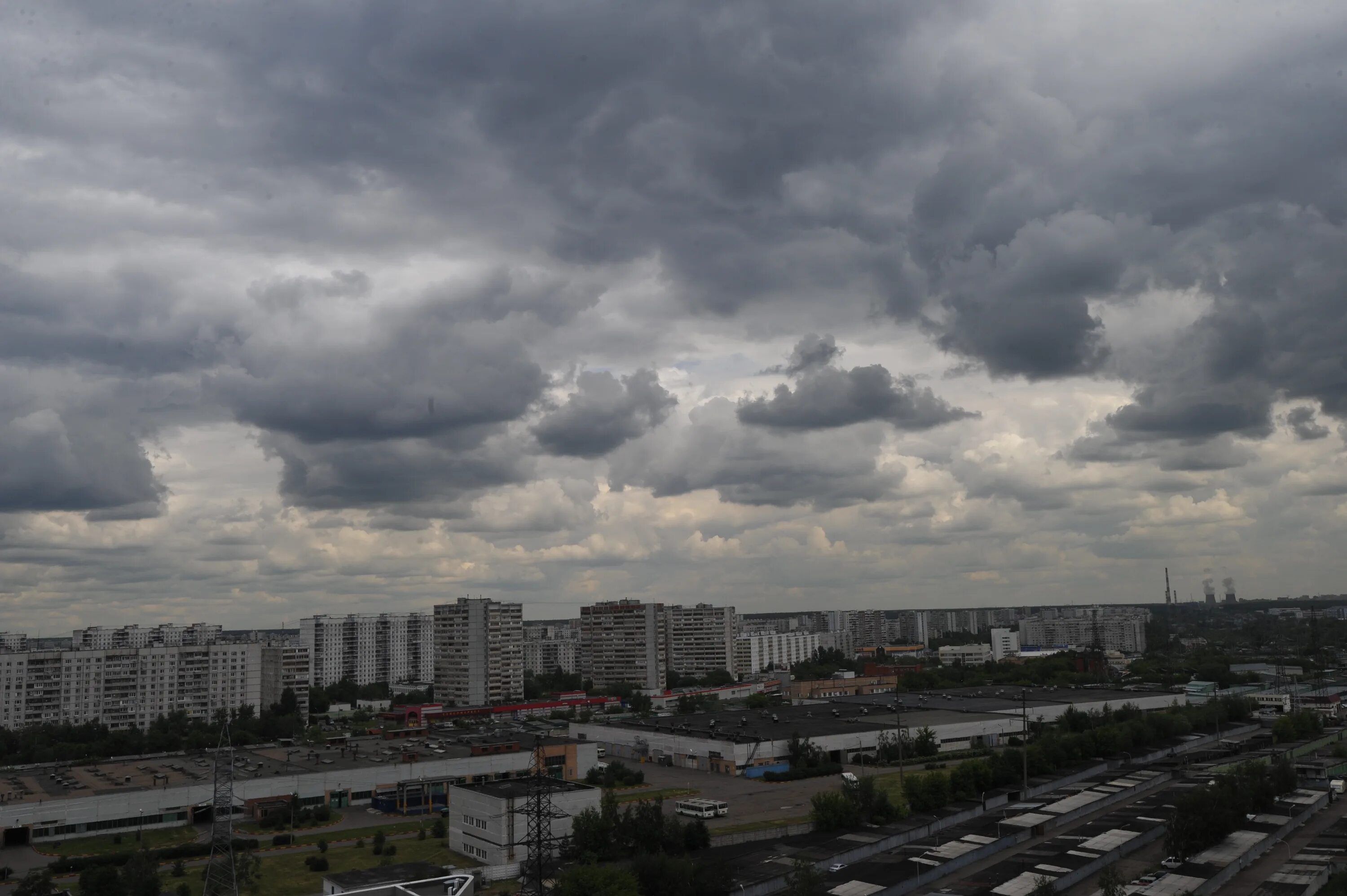 Ветер г москва. Пасмурный город. Хмурое небо в городе. Серое небо город. Тучи над городом.