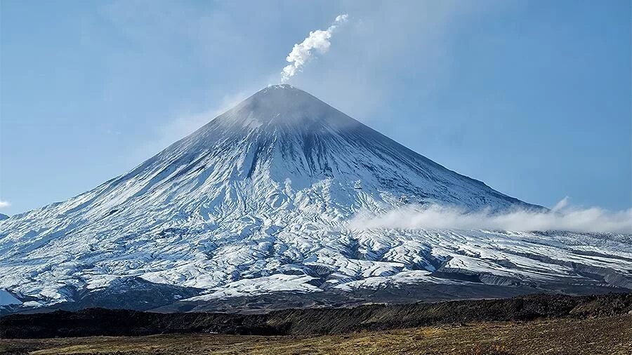 Ключи камчатский край вулканы. Самый высокий вулкан евразии. Извержение вулкана ключевская сопка. Ключевская сотка вулкан. Вулкан ключевская сопка.