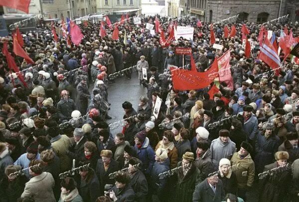 23 февраля 1991. Митинг на Манежной площади 1992 года. Протесты 1992 в Москве. Разгон митинга 23 февраля 1992 года в Москве. Митинги в Москве 1992.