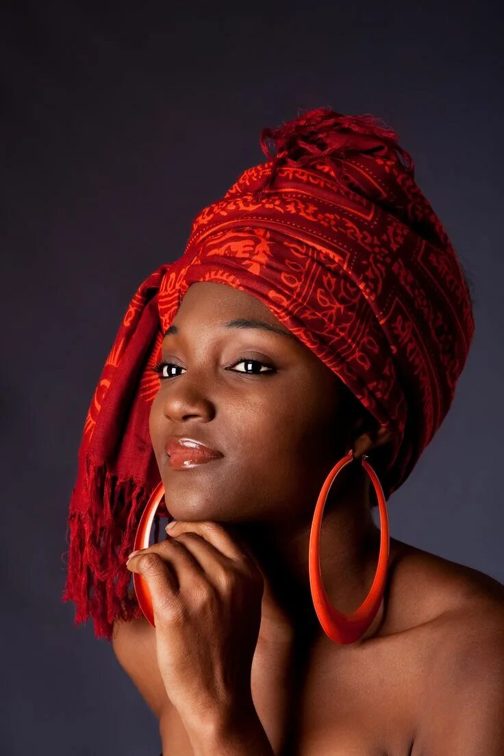 Африканские женщины. Красивые африканские девушки. Темнокожая девушка в платке. Африканка в оранжевом платке. Негритянки возрасте