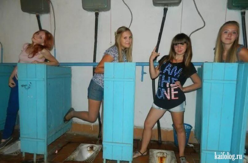 домашние подглядывания. камера в женской примерочной. в школьной душевой девочки. скрытое видео русской девочки. в нижнем белье в лагере.